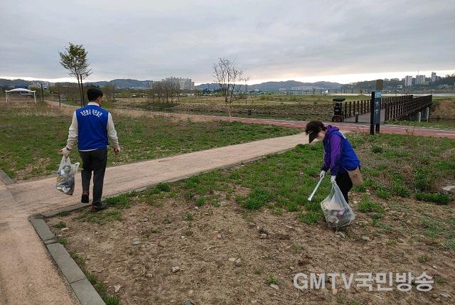 0420-4 옥동바르게살기위원회강변청소(3).jpg