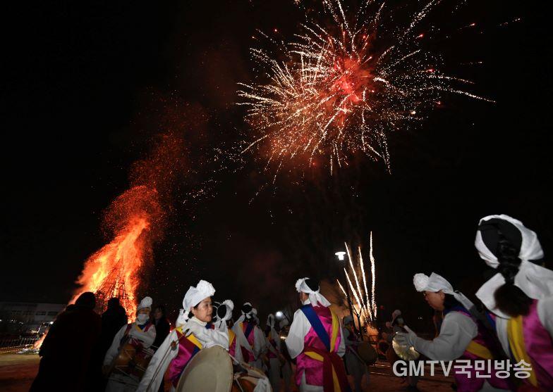 2025년 2월 13일_달성군, 정월대보름 달맞이 문화제 성료 사진 3(활활 타오르는 달집 앞에서 풍물놀이와 불꽃놀이가 펼쳐지고 있다).jpg