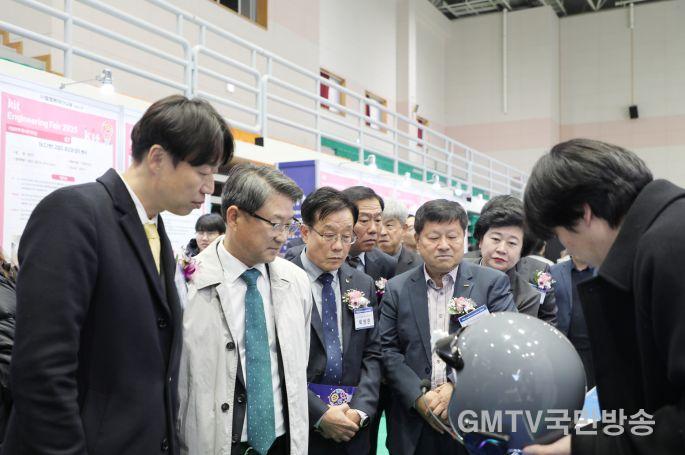 전경_학생 아이디어 작품 설명을 듣고 있는 모습 (2).jpg