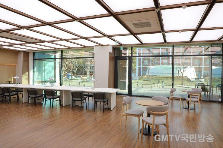 개선공사 완료한 국립금오공대 도서관 1층.JPG