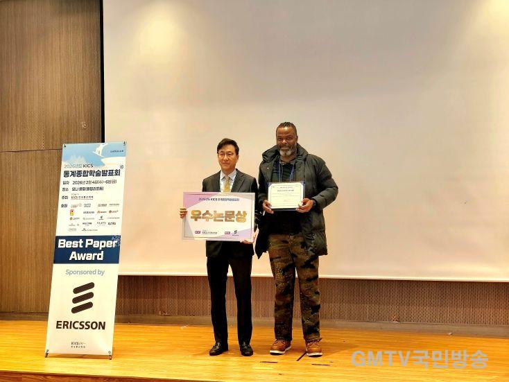 수상사진_음바 오니예디카추쿠 토추쿠.jpg