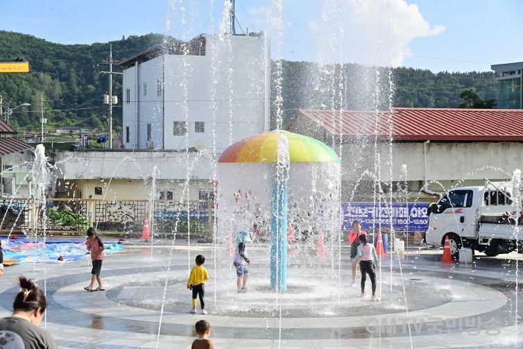 260317보도자료(청송군, 키즈카페·청소년 공간 확충에 힘써-진보키즈카페 야외분수).jpg