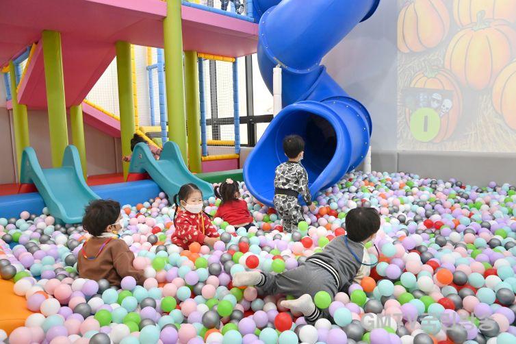 260317보도자료(청송군, 키즈카페·청소년 공간 확충에 힘써-진보키즈카페 볼풀장).JPG